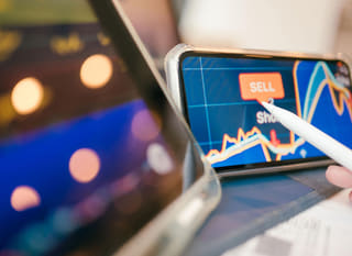 Händler wertet Bitcoin-, Ethereum- und Forex-Optionen über mehrere Märkte aus